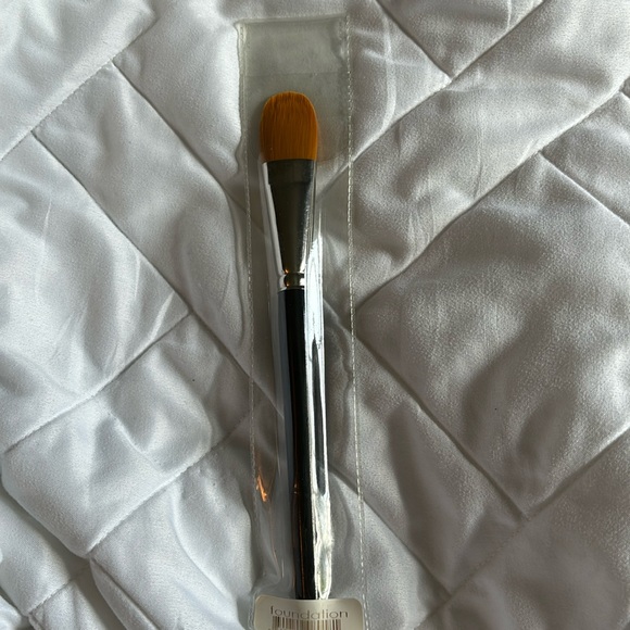 Go minerals foundation brush - Picture 1 of 3